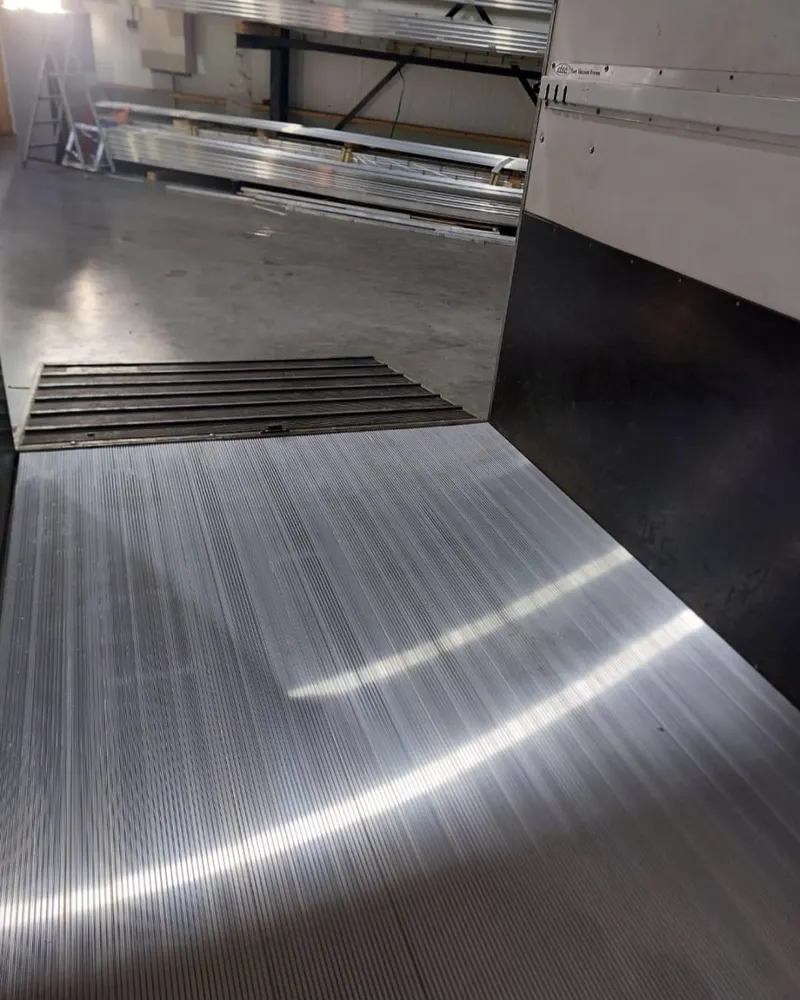 Aluminium plank met zichtbare doorsnede op een zaagtafel in de werkplaats
