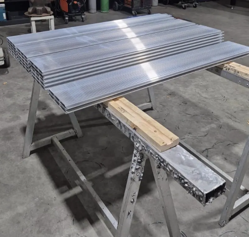 Stapel aluminium planken op schragen in de werkplaats