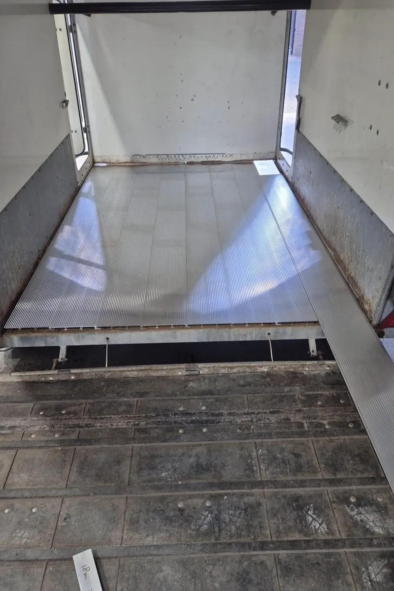 Net geplaatste aluminium vloer gezien vanuit het interieur naar de oprijplaat