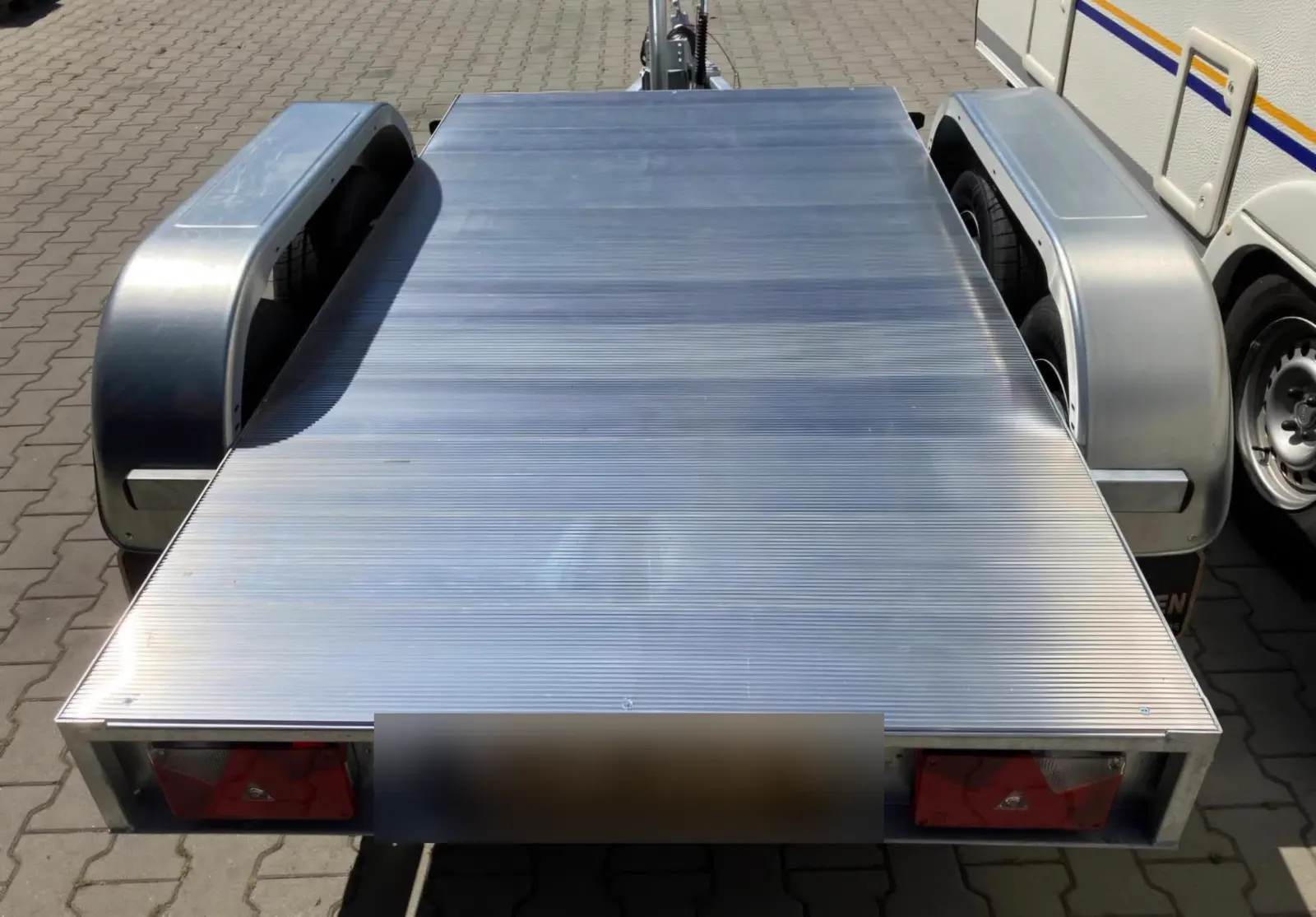 Complete aluminium laadvloer op een autotransporter-aanhanger