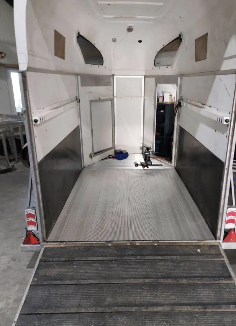 Paardentrailer met nieuwe aluminium bodem in de werkplaats, gereedschap op de vloer