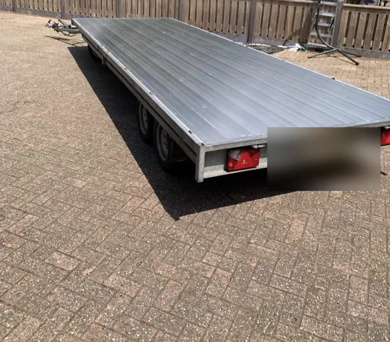 Lange platte oplegger met volledige aluminium laadvloer, drieassig, kenteken afgeschermd