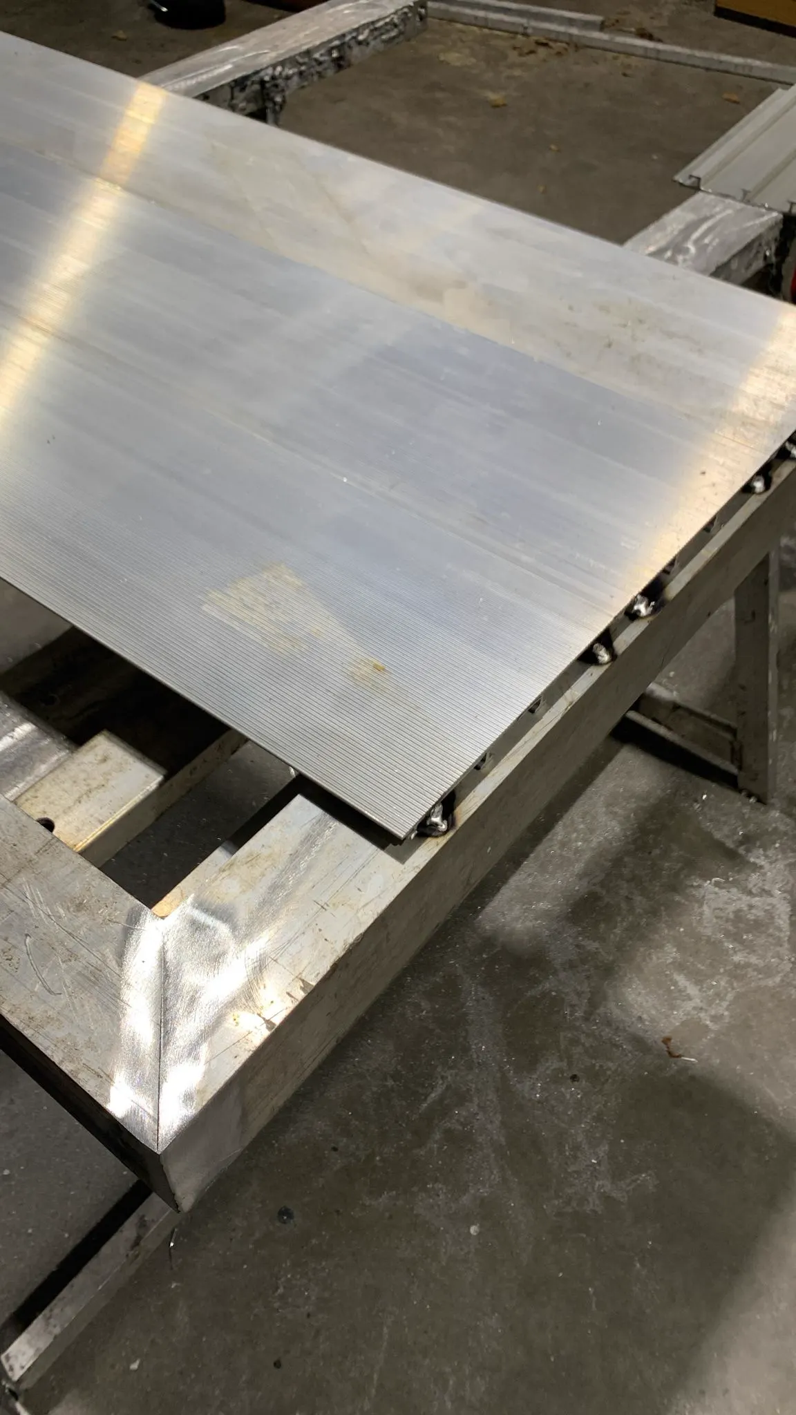 Close-up van een aluminium plank op een frame in de werkplaats
