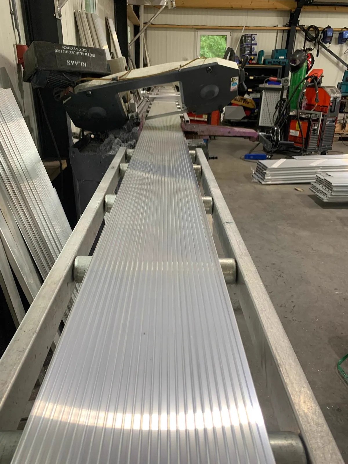 Aluminium plank op de zaag in de werkplaats van Aluminium-specialist